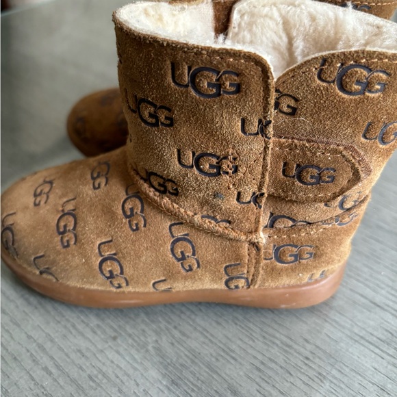 Toddler UGG Keelan Embossed boots - Picture 8 of 9